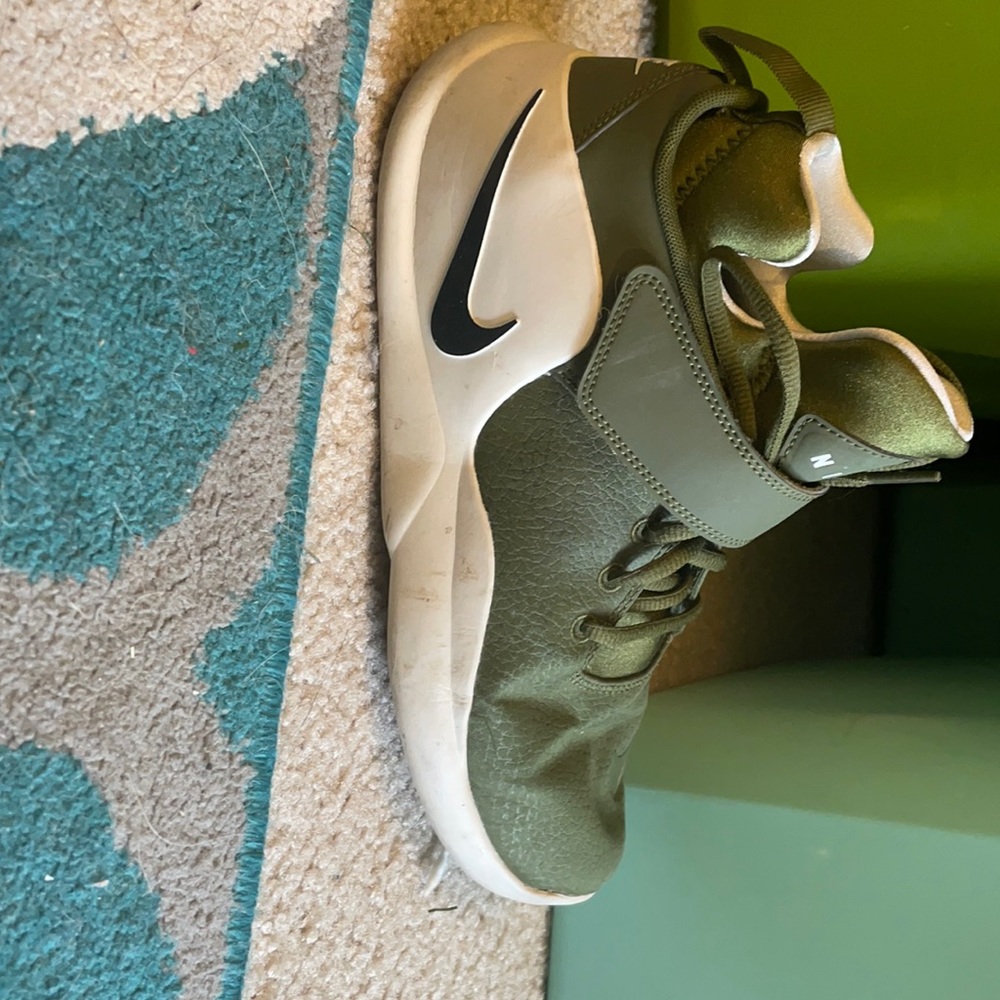 Tennis shoes